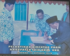 Pelantikan Direktur PDAM Kabupaten Tojo Una-Una Masa Jabatan Tahun 2010-2014 Bapak Amran Ajimalaha.S.Sos Oleh Bupati Tojo Una-Una Bapak Drs Damsik Ladjalani